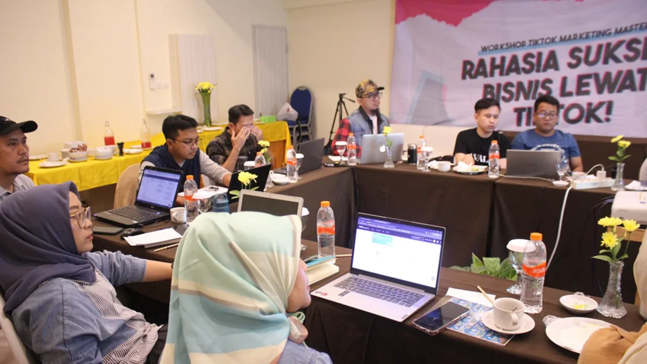 Peserta Workshop TikTok Marketing Mastery Argia Academy Menyimak Materi Iklan